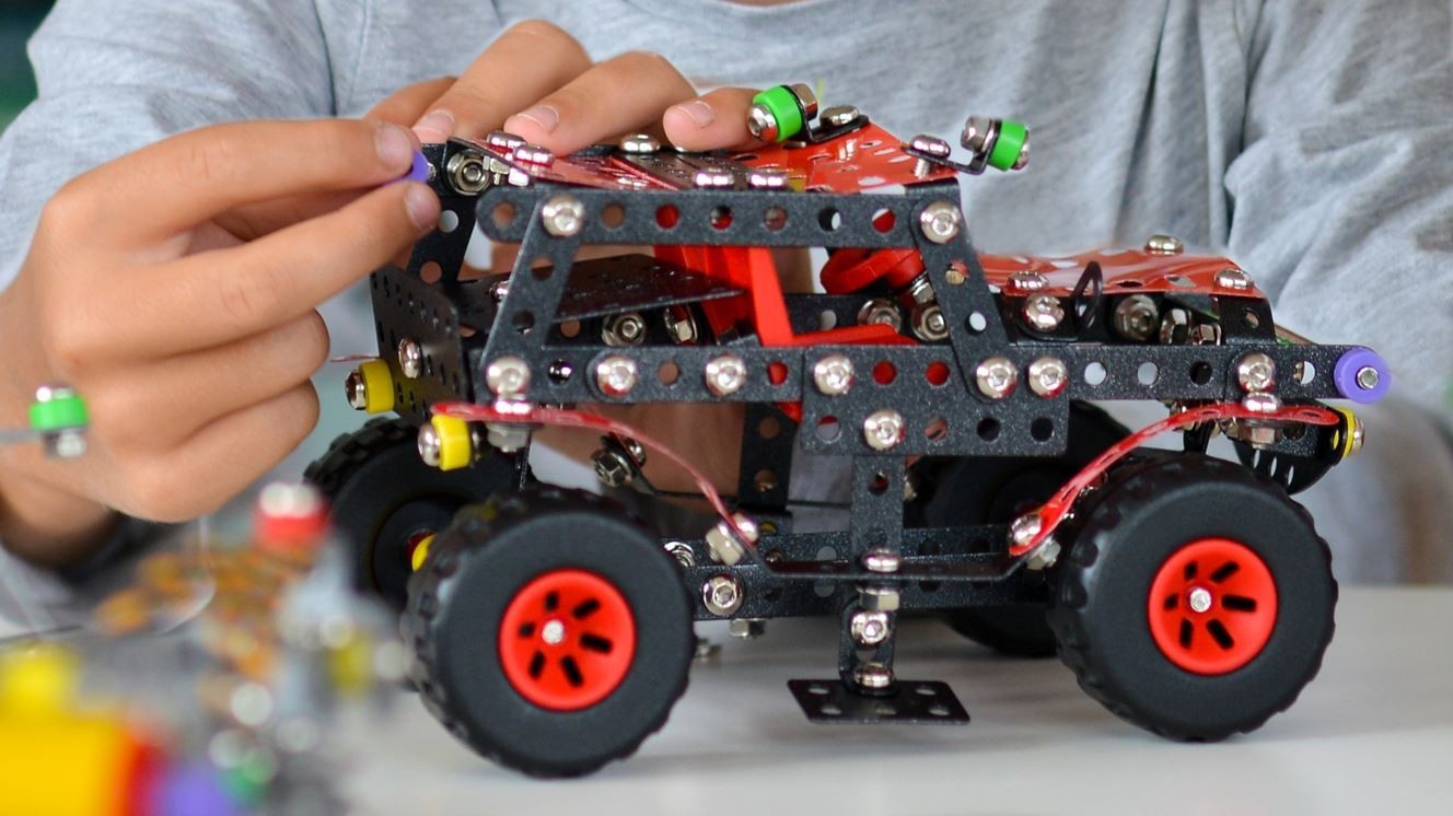 Konstruktionsspielzeug Metall Bausatz 354 Teile Geländewagen ab 8 Jahren RANGER