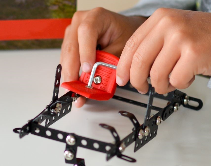 Konstruktionsspielzeug Metall Bausatz 354 Teile Geländewagen ab 8 Jahren RANGER