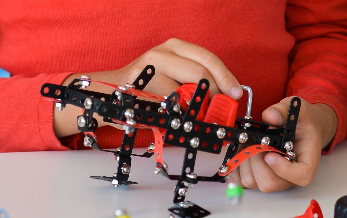 Konstruktionsspielzeug Metall Bausatz 354 Teile Geländewagen ab 8 Jahren RANGER